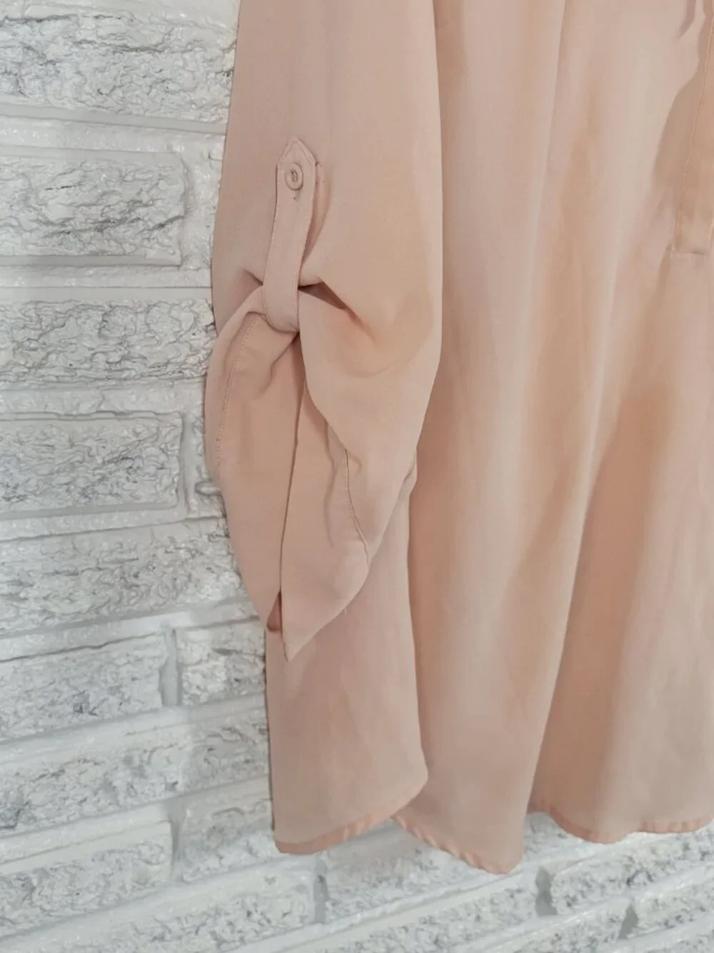 Torrid 3X Pale Pink Sheer Button Up Top 3/4 Roll Tab Sleeve Keyhole PIN10E - Picture 5 of 9